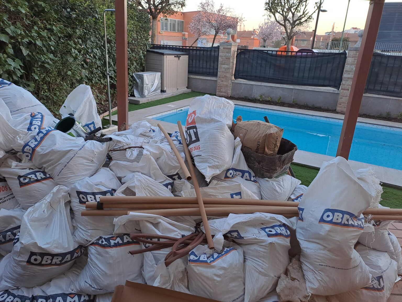 Recogida y retirada de enseres acumulados en locales comerciales de Valladolid